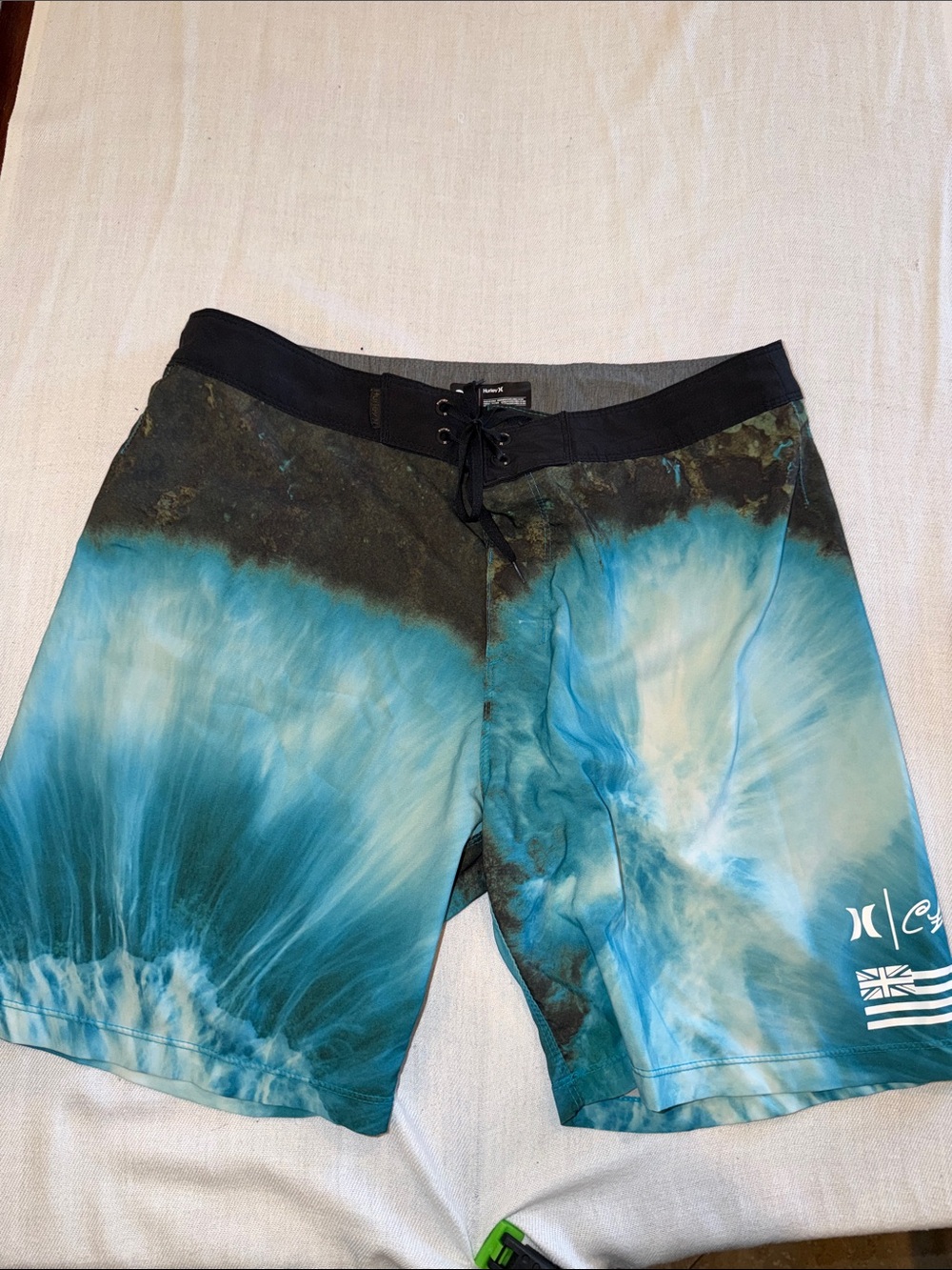 T0304107 Hurley Phantom Clark Little Boardshorts, oceanic pattern 31” EUC